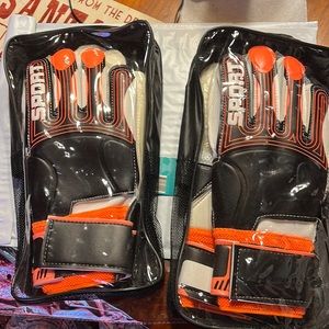 Sport soccer gloves size 8-9 brand new with finger safe